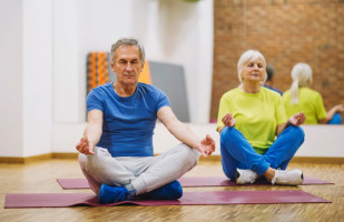 Мягкая йога при проблемах с засыпанием после 60