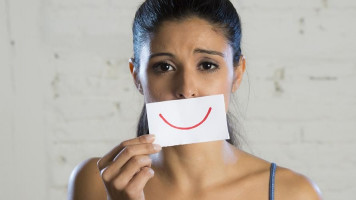 Как перестать скрывать депрессию за улыбкой